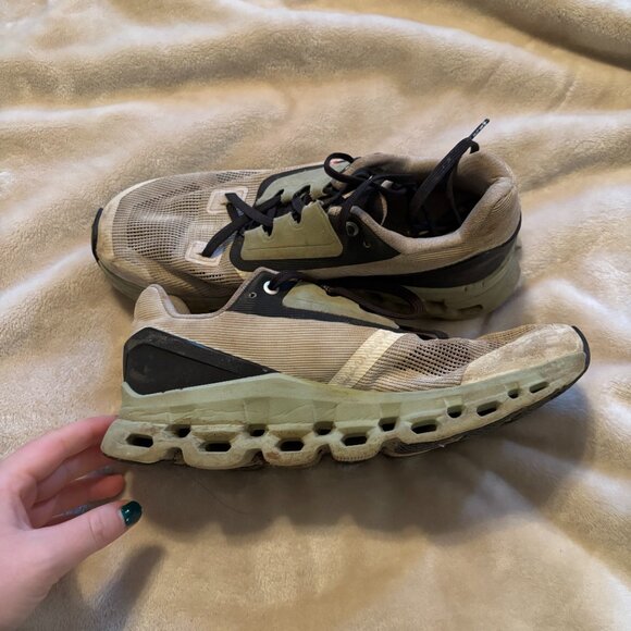 OnCloud Sneakers - Picture 3 of 3